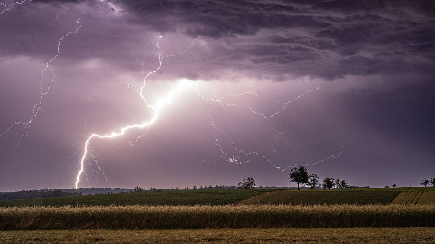 Es bleibt weiter heiß: Hitzewelle bringt Unwetter, Verletzte und Straßenschäden