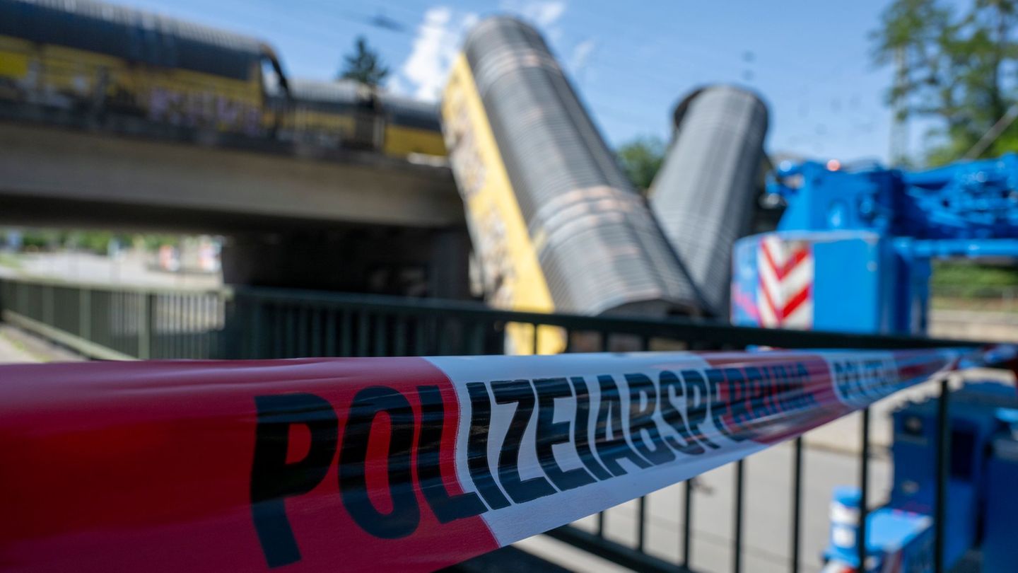 Notfälle: Güterzug-Waggons in München abgestürzt - Ein Toter