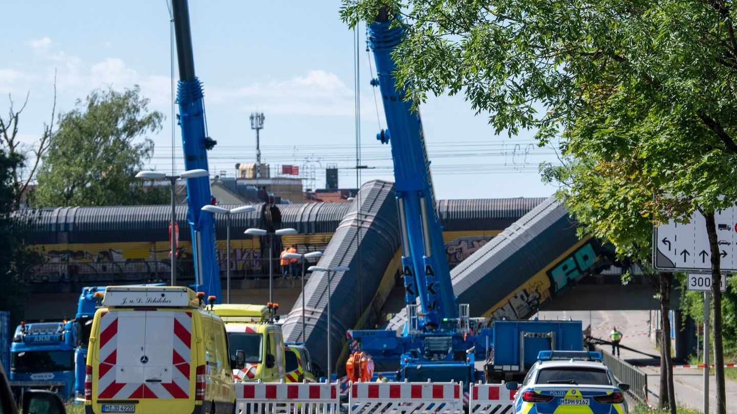 Notfälle: Weitere Fahrzeuge durch Waggon-Absturz beschädigt