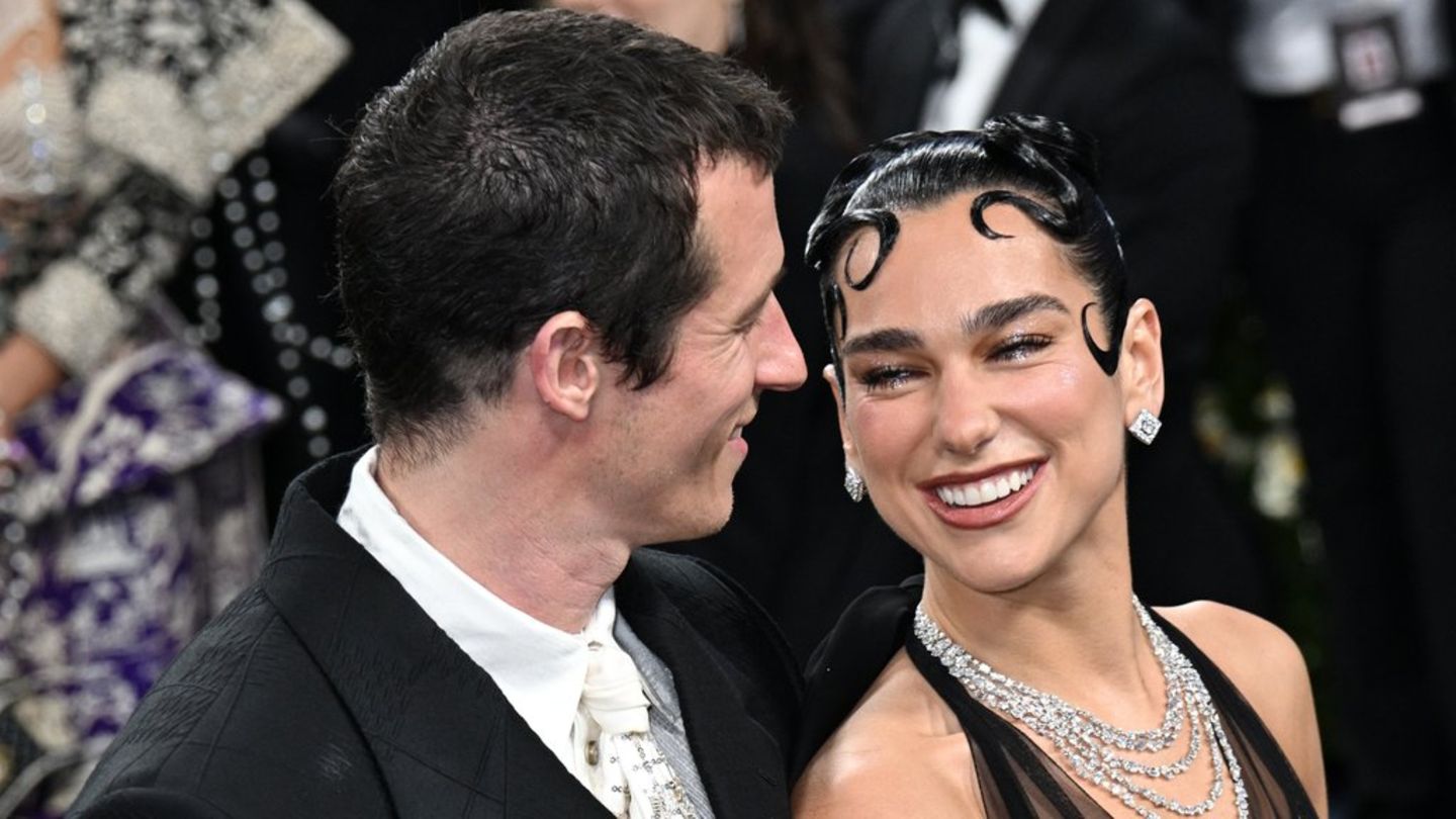 Dua Lipa teilt Hochzeitsbilder: 480.000 Perlen für ihr Chanel-Brautkleid