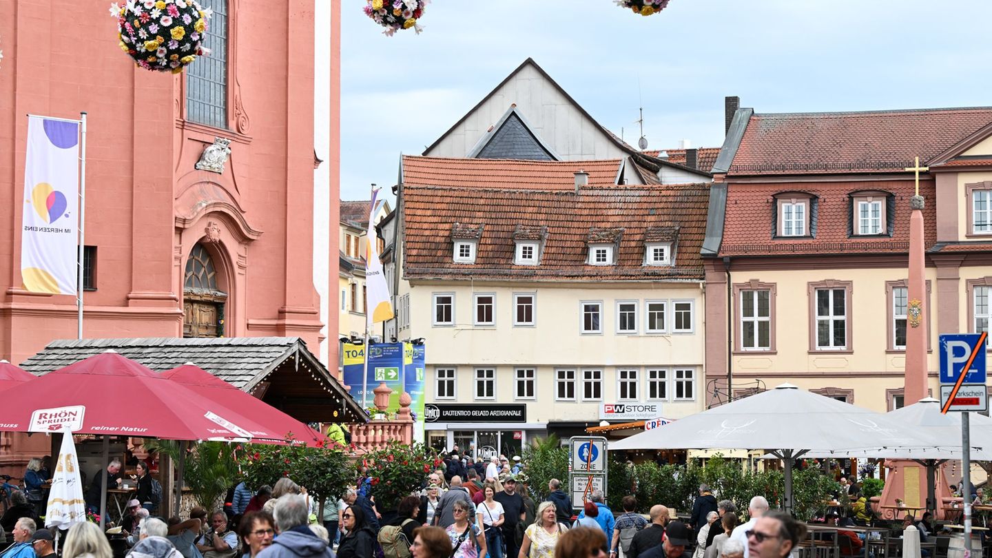 Landesfest: Bunter Festumzug beschließt Hessentag in Fulda