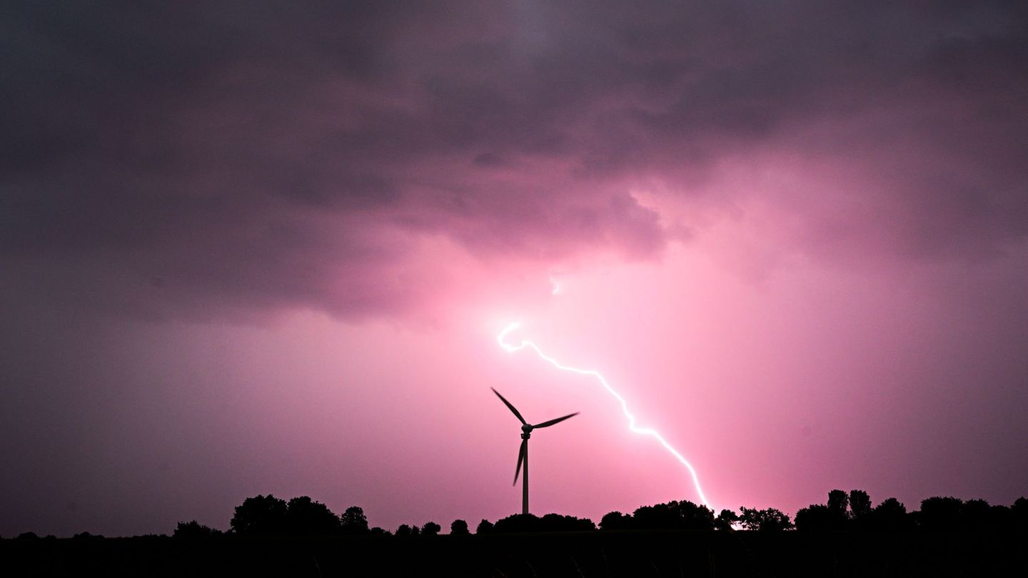 Unwetter: Blitz sprengt Baum – Trümmer beschädigen Häuser