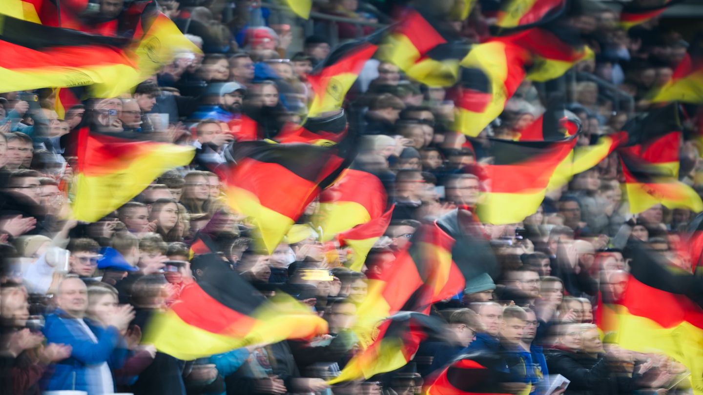 Public Viewing: Rassistische Parolen beim Public Viewing – Polizei ermittelt