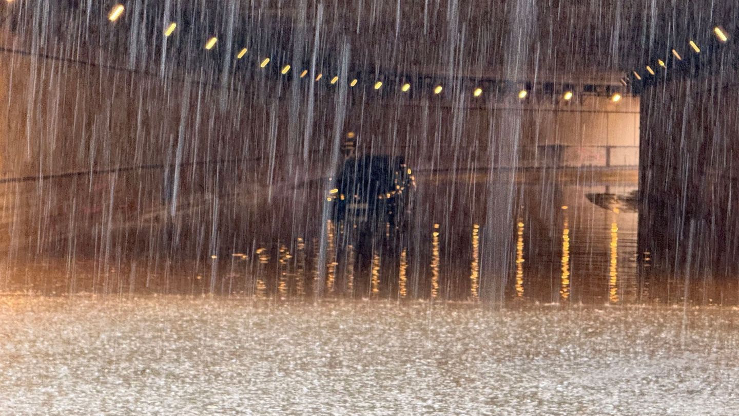 Wetterbedingte Unfälle: Unwetter über Bayern - Unterführung geflutet