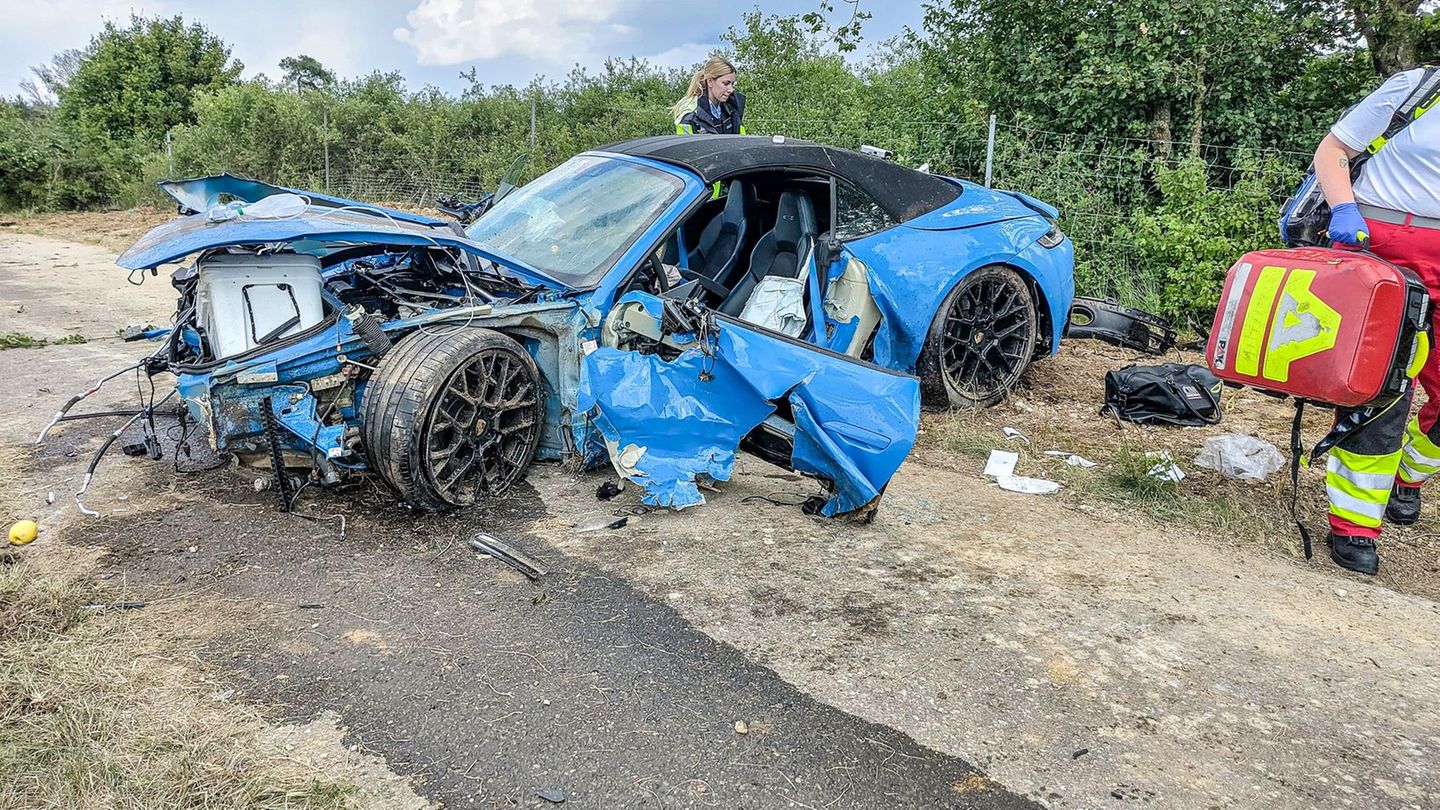 Unfall: Sportwagen überschlägt sich - Beifahrerin stirbt