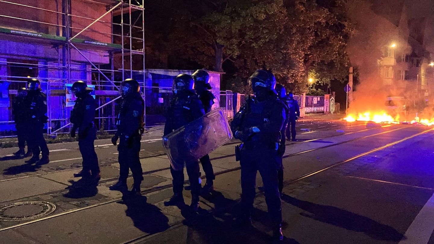 Polizeiposten attackiert: Barrikaden und Steinwürfe nach Festival in Leipzig-Connewitz