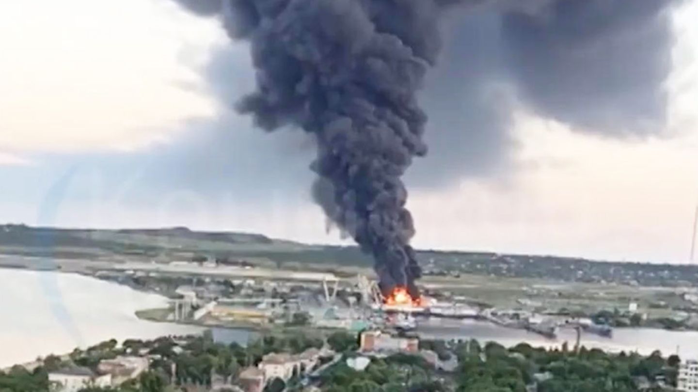 Ukraine-Krieg: Öldepot auf Krim nach Angriff in Flammen