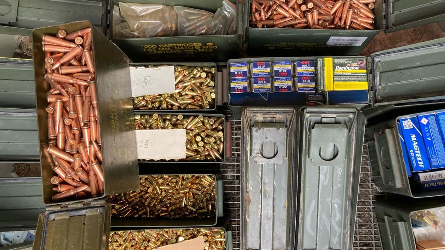 Kriminalität: Ermittler entdecken Waffen versteckt in Tierfutter
