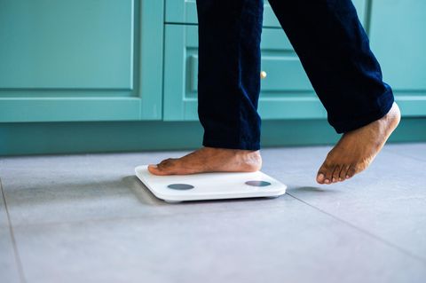 Eine Körperfettwaage nutzt die Bioimpedanzanalyse, um den Körperfettanteil zu messen