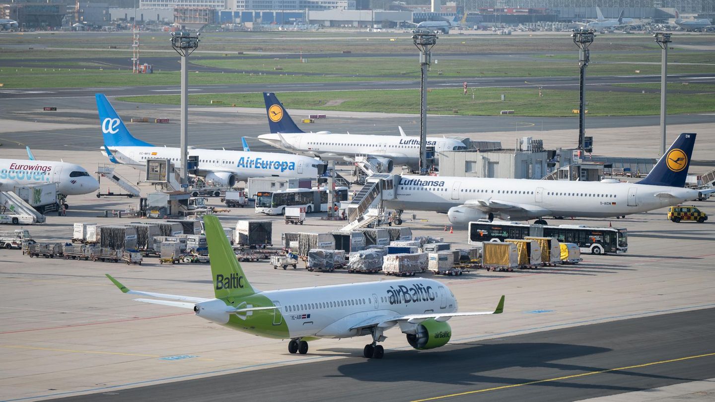 Hitze-News: Rettungskräfte versorgen hitzegeplagte Passagiere aus Flugzeug in Frankfurt
