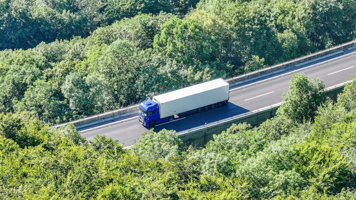 Lkw mit Gefahrgut: Explosives Gefahrgut legt A8 lahm – Evakuierungen und Stau