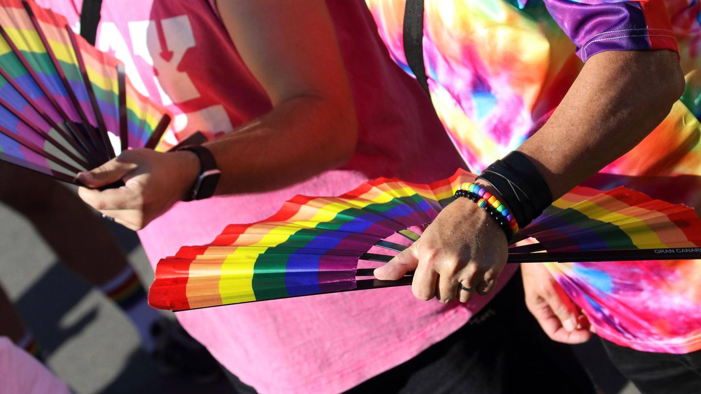 Toronto: DFB-Fan wegen Regenbogen-Fächer verprügelt