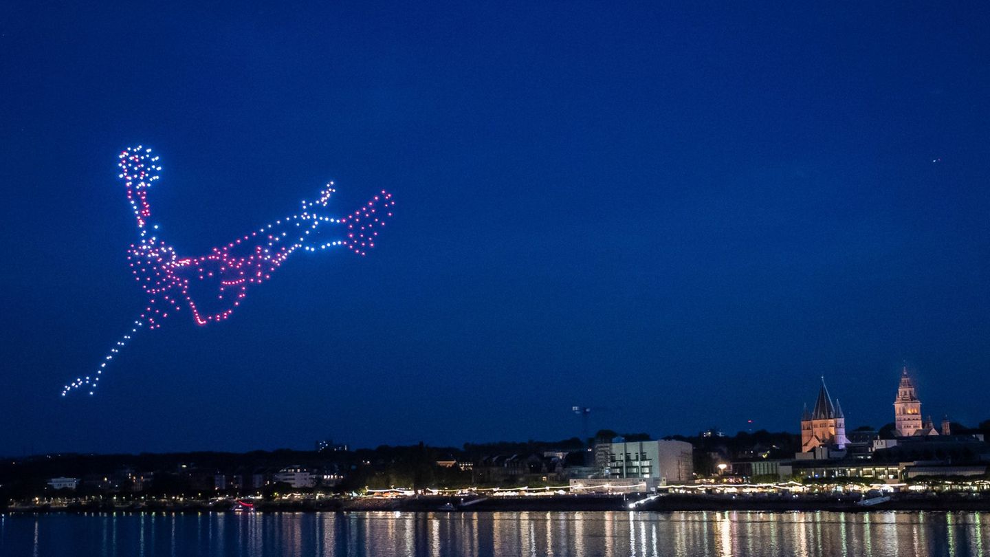 Feste und Lichtshow: Fußball-WM im Zentrum von Mainzer Drohnen-Licht-Show