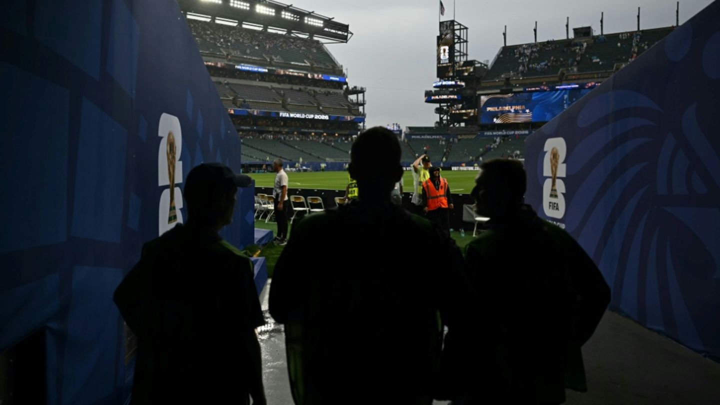 Gewitterwarnung: WM-Spiel in Philadelphia unterbrochen - Fans müssen Schutz suchen
