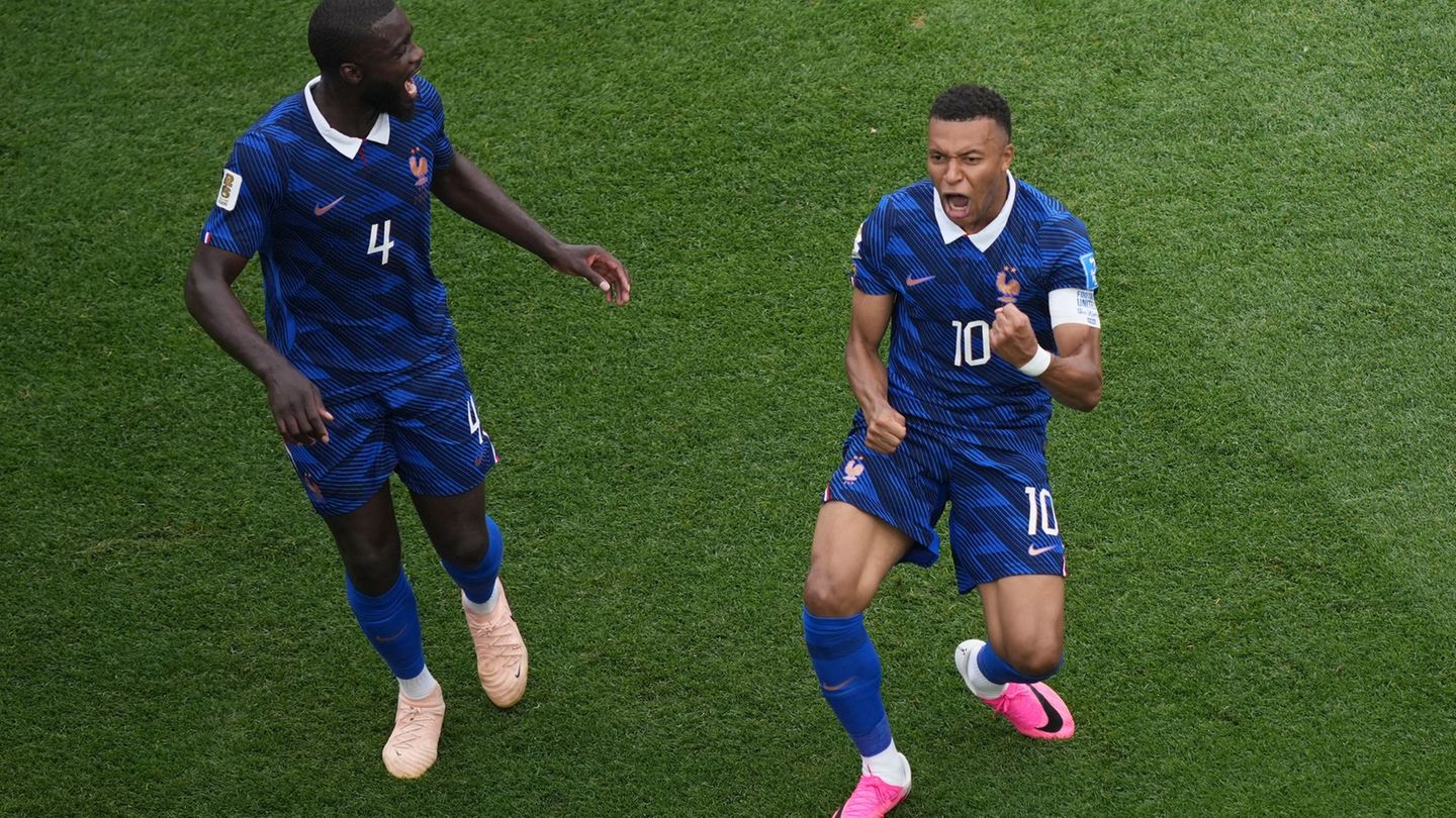 Fußball-WM: Wetter-Chaos und Mbappé-Gala: Frankreich schlägt Irak