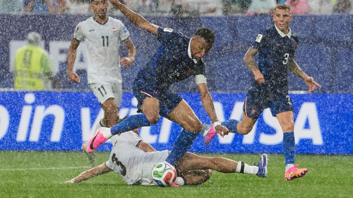 Newsblog zur Fußball-WM: Zwei Stunden Unterbrechung: Frankreich siegt im Unwetter-Chaos