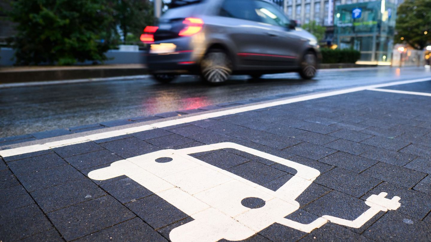 Verkehrswende: Umfrage: So viele Niedersachsen nutzen im Alltag E-Autos