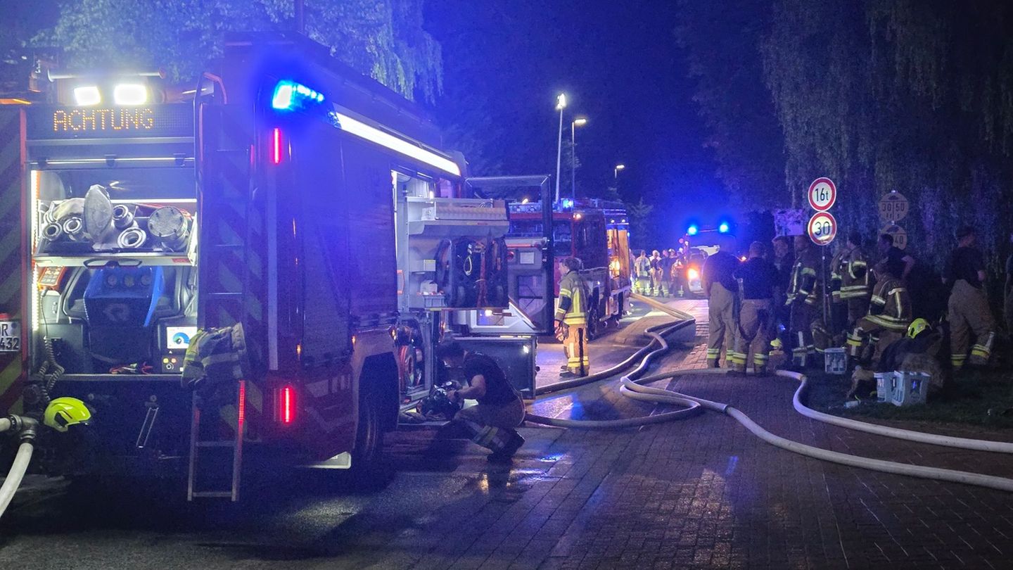 Br-nde-Gie-erei-Halle-in-Isselburg-brennt-am-Morgen-gel-scht