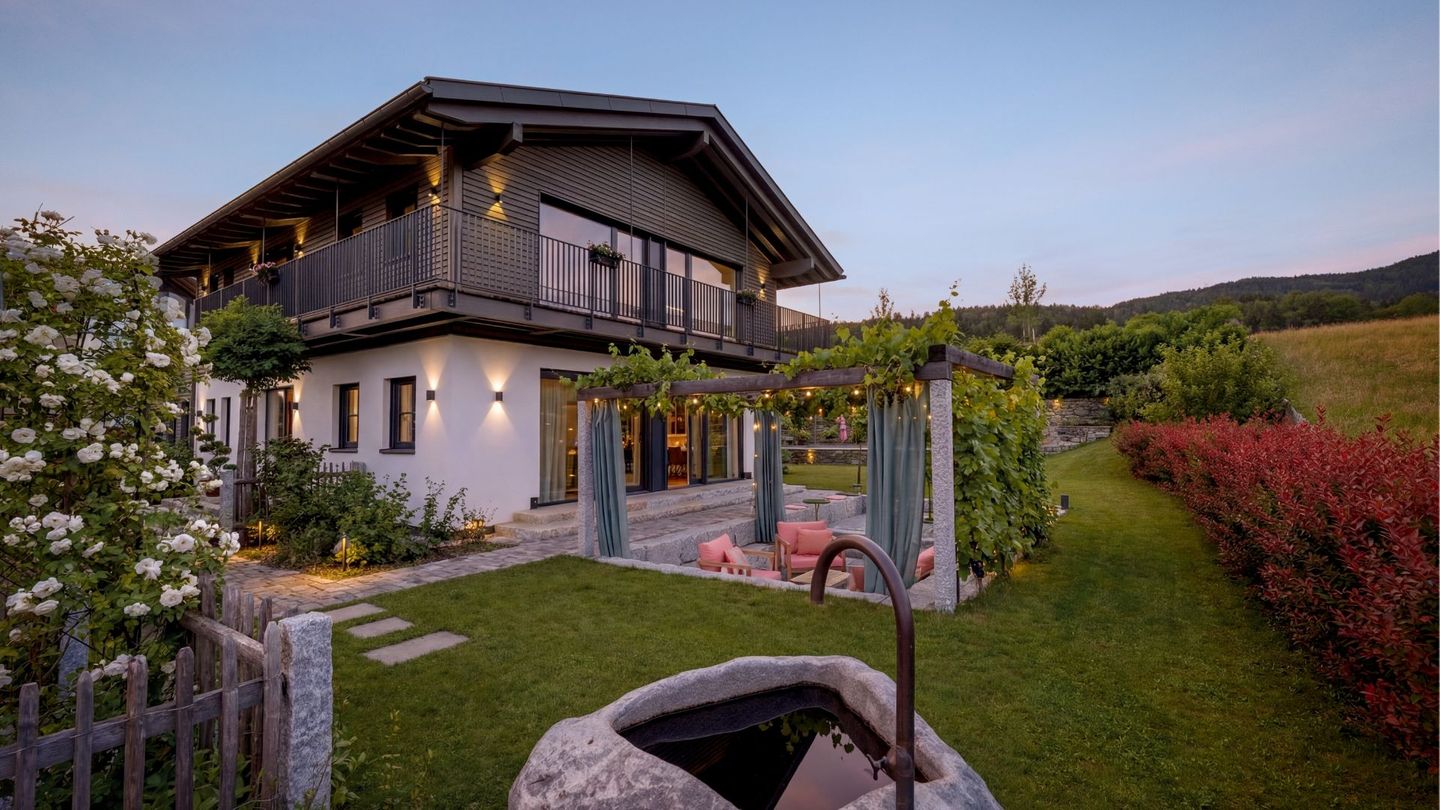 2,4 Mio. Euro wert: Villa zu gewinnen: Haus im Chiemgau, Pool und 100.000 Euro warten