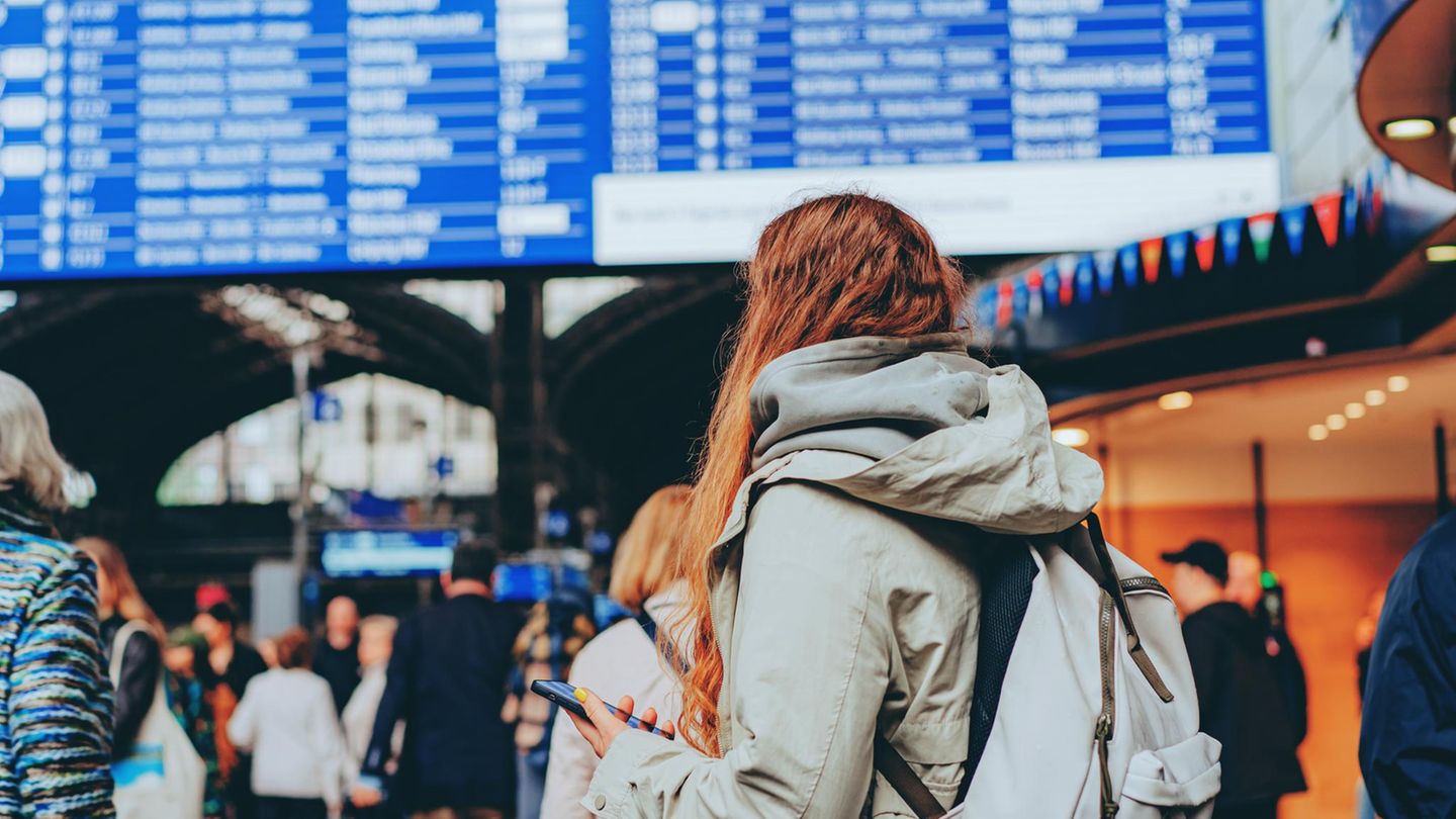 Rätsel am Bahnhof: Was bedeuten weiße Punkte auf der Zuganzeiger-Tafel?