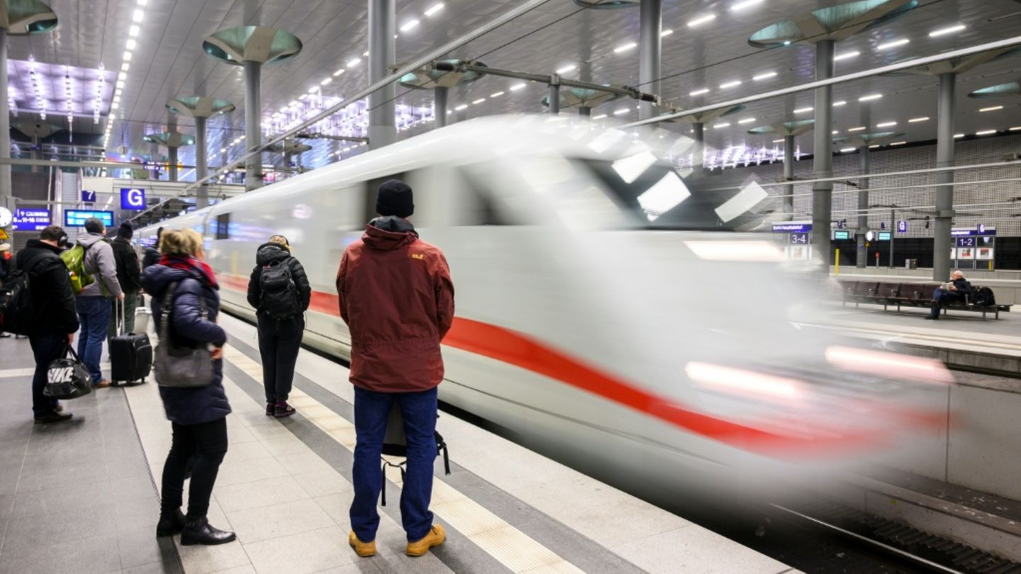 Störung des Bahnfunks legt Zugverkehr in ganz Deutschland lahm