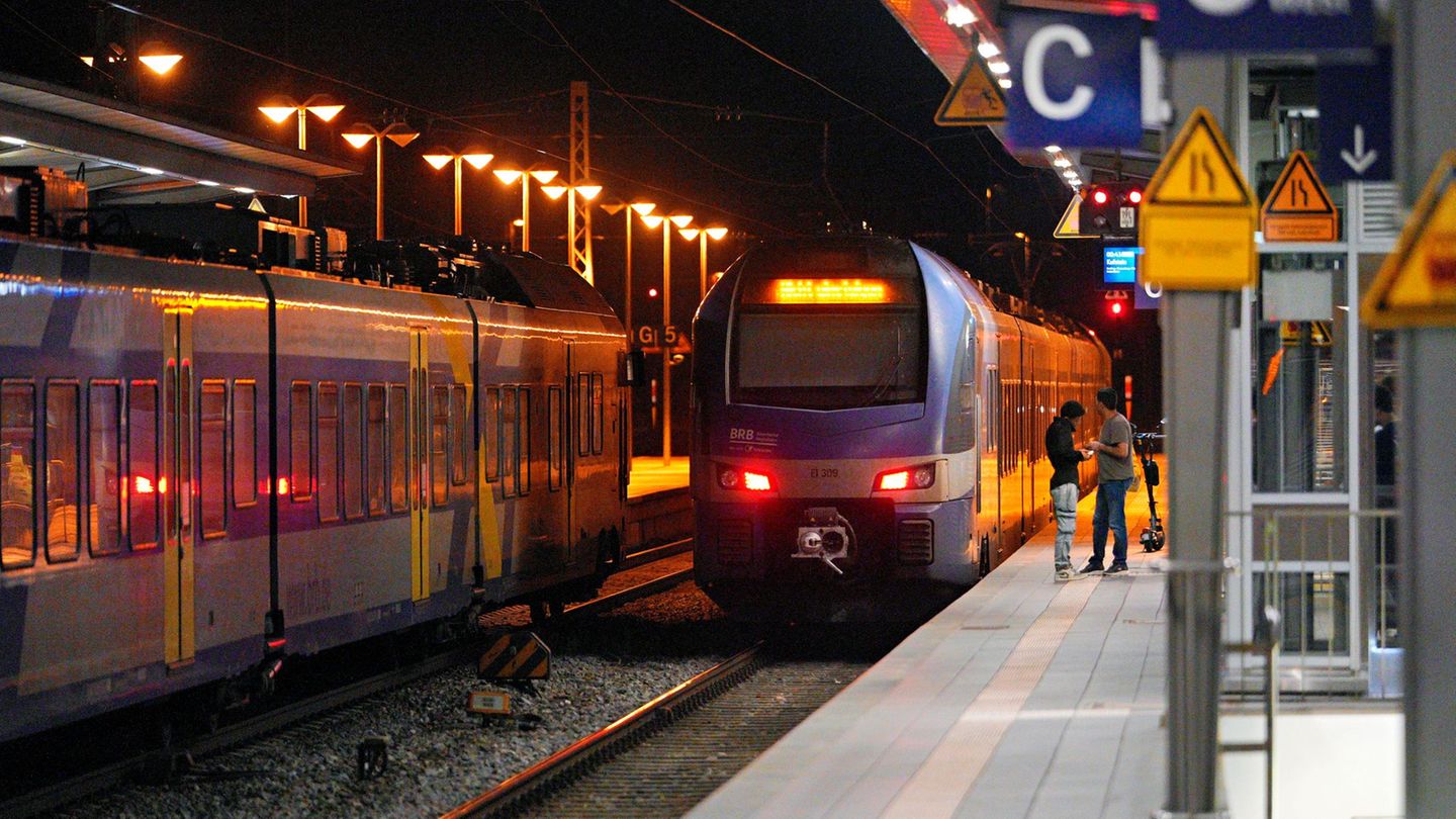 Bahnverkehr: Nach Störung bei der Bahn - Probleme teils bis zum Morgen