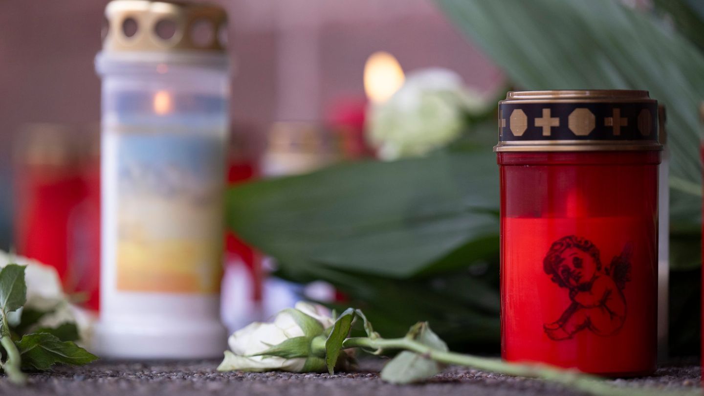 Erster Verhandlungstag: Tod im Zug: Prozess beginnt - Familie erhofft Gerechtigkeit