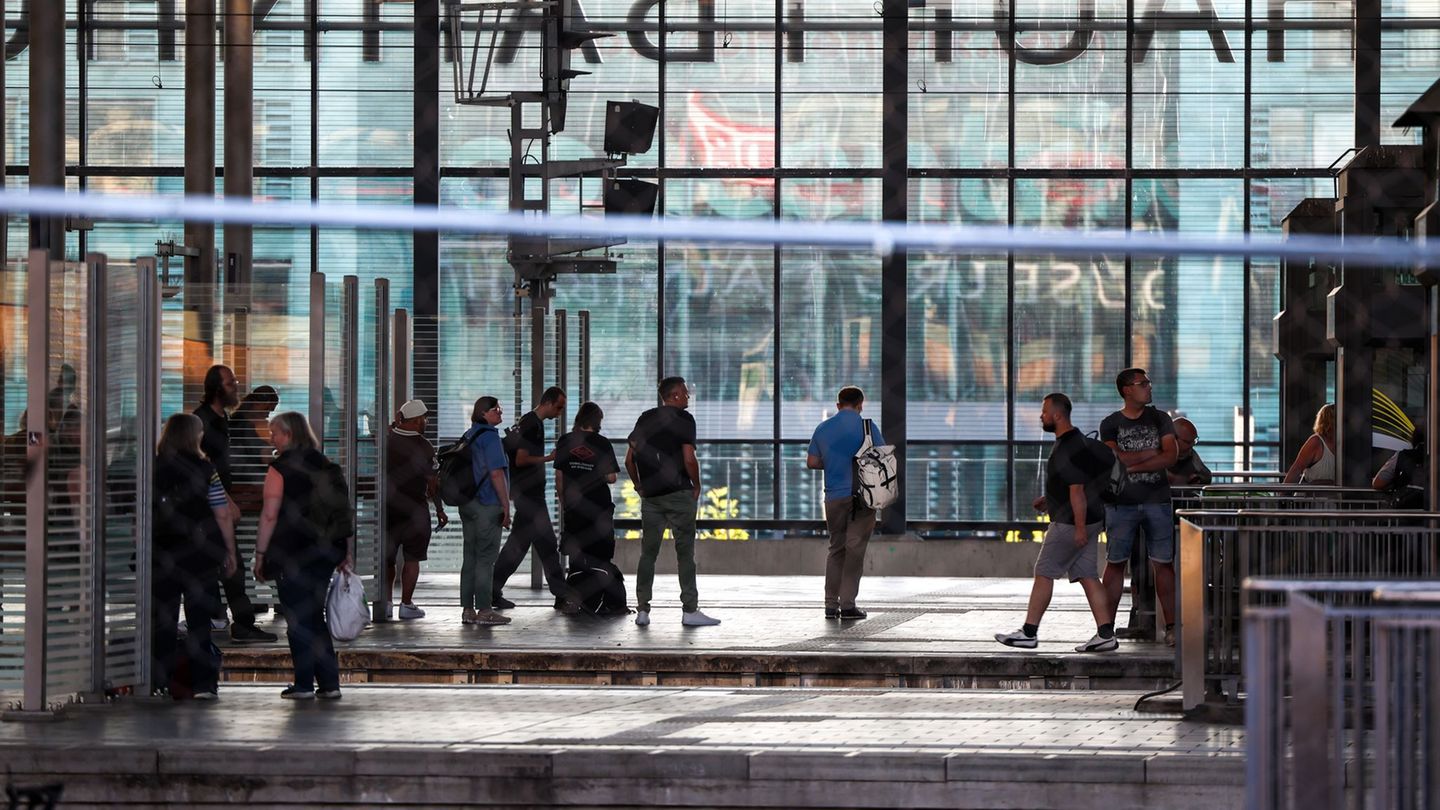 Bundesweite Bahn-Störung: NRW-Verkehrsminister kritisiert Notfallmanagement der Bahn