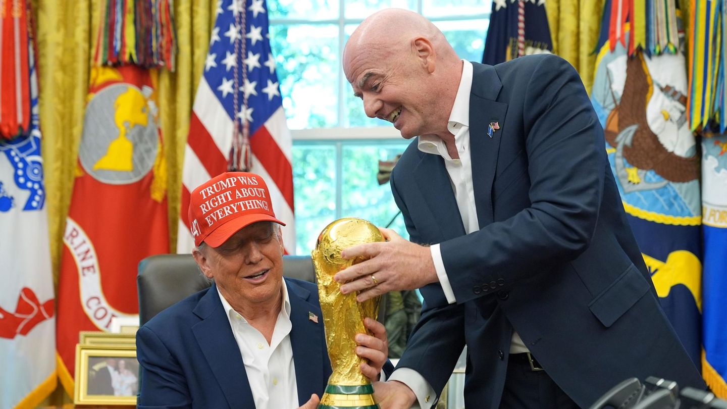 Newsblog zur Fußball-WM: Infantino bestätigt: US-Präsident Trump übergibt WM-Pokal