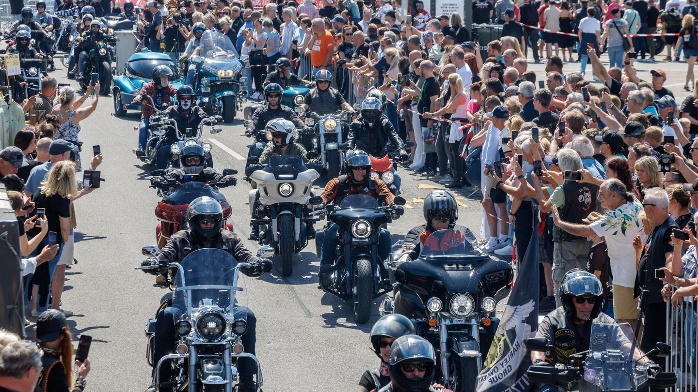 Verkehrsbehinderungen: Harley Days und Halbmarathon - Straßensperrungen in Hamburg
