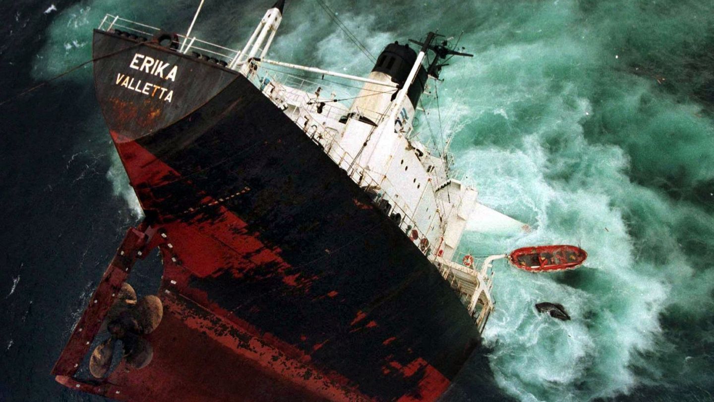 Vor Frankreichs Küste: Nach Havarie der „Erika“ 1999 - Marine stopft Risse am Wrack