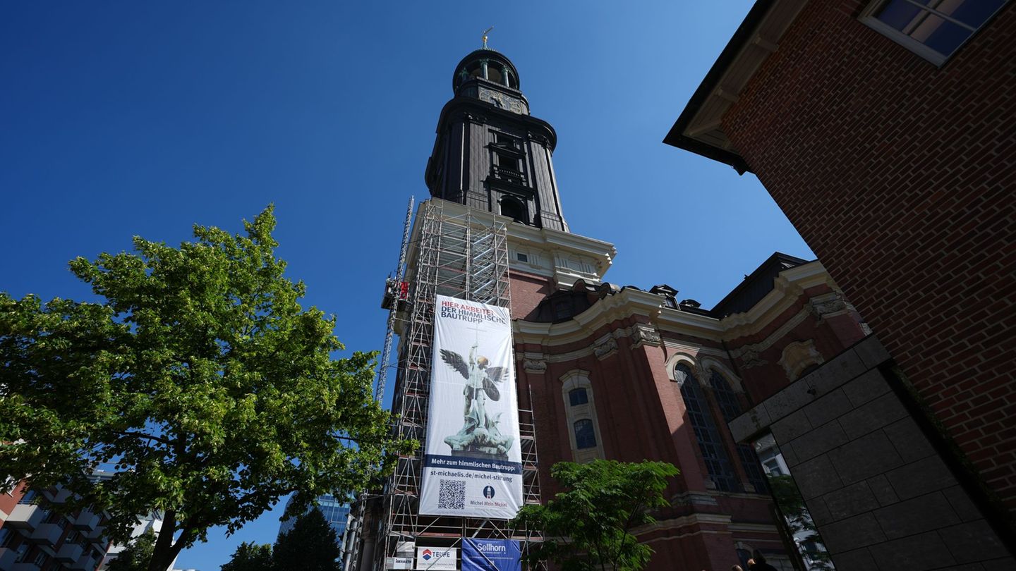 Hamburger Wahrzeichen: „Himmlischer Bautrupp“ saniert den Michel-Turm