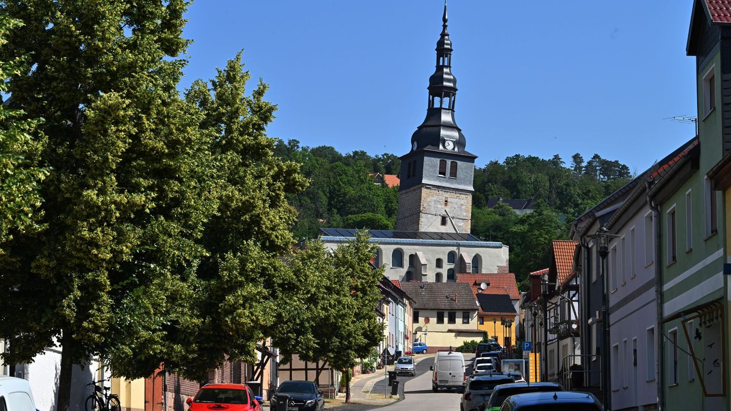 Schräges Wahrzeichen: Schiefer als Pisa: Turm in Bad Frankenhausen öffnet wieder