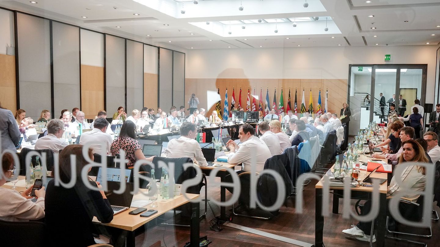 Ministerpräsidentenkonferenz: Länder fordern bessere Einbindung bei Einkommensteuerreform