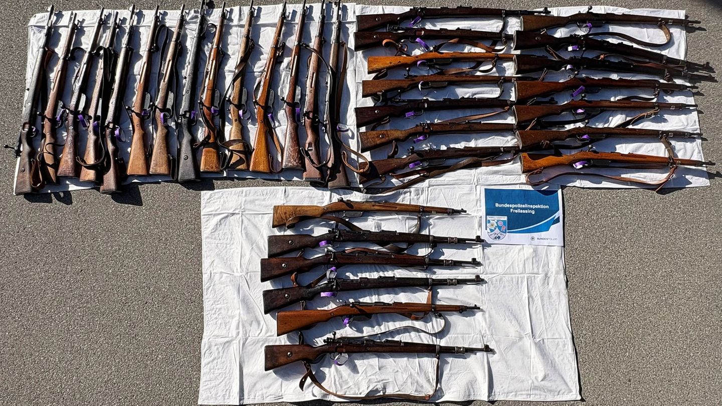 Erforderliche Dokumente fehlen: Polizei stellt 34 Langwaffen in Reisebus sicher