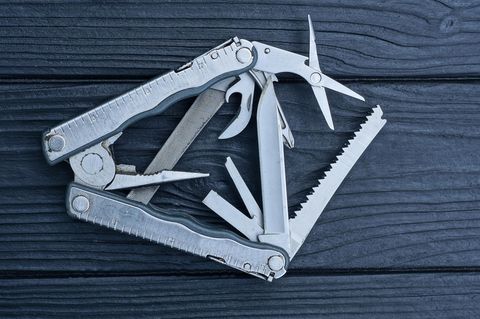 Prime Day: Ein Multitool liegt aufgeklappt auf einem Tisch