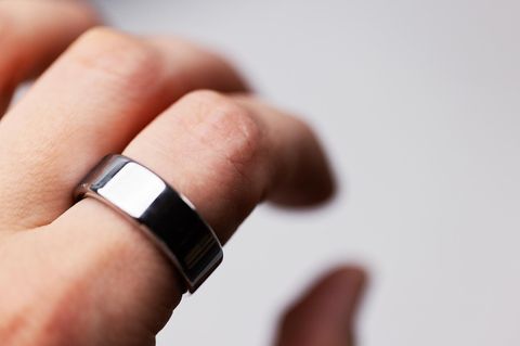 Sieht aus wie ein normaler Ring, trackt aber Daten: Der Oura Ring 4 ist am Prime Day reduziert (Symbolbild)