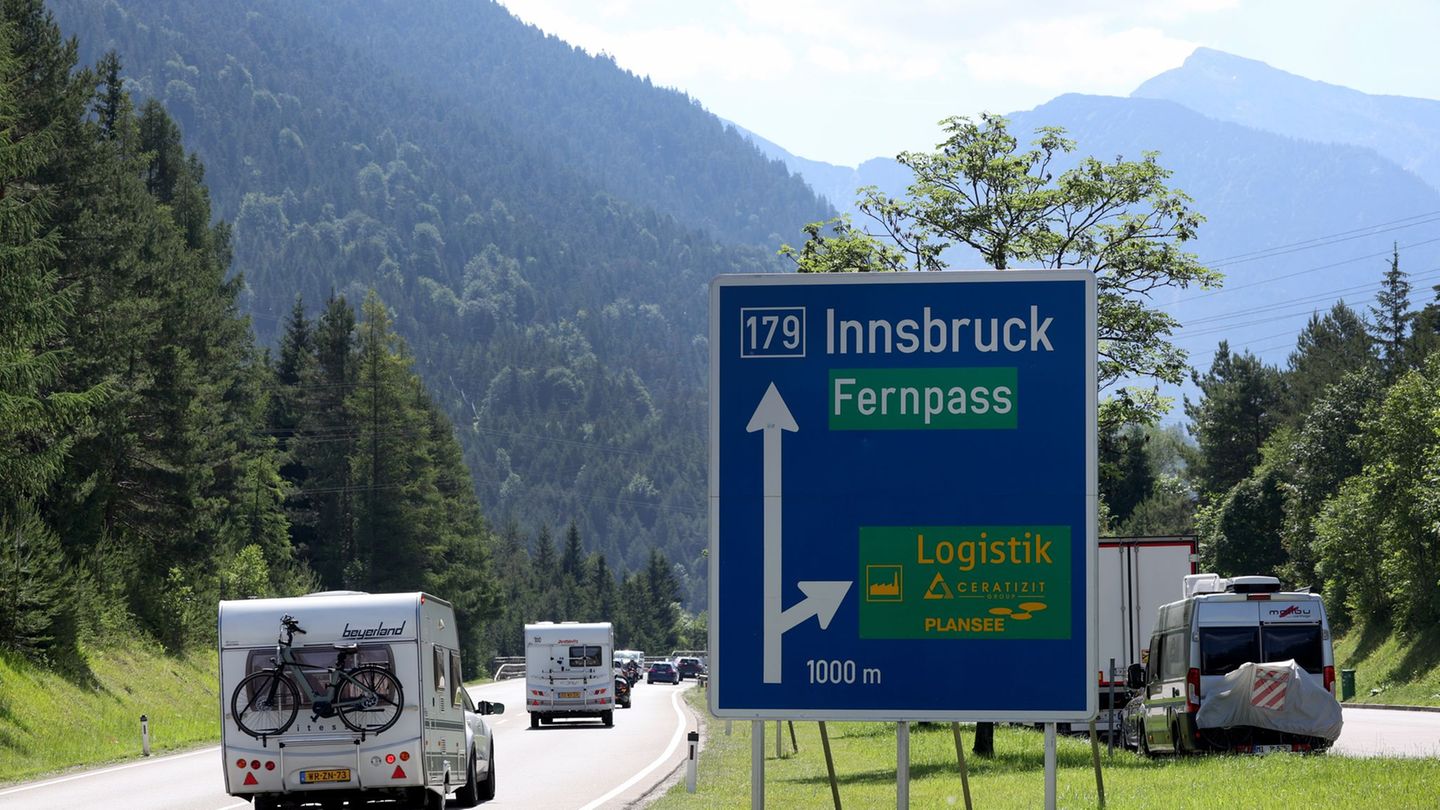 Stau auf Nord-Süd-Verbindung: Fernpass-Demo legt Urlaubsroute lahm: Was erwartet Reisende?
