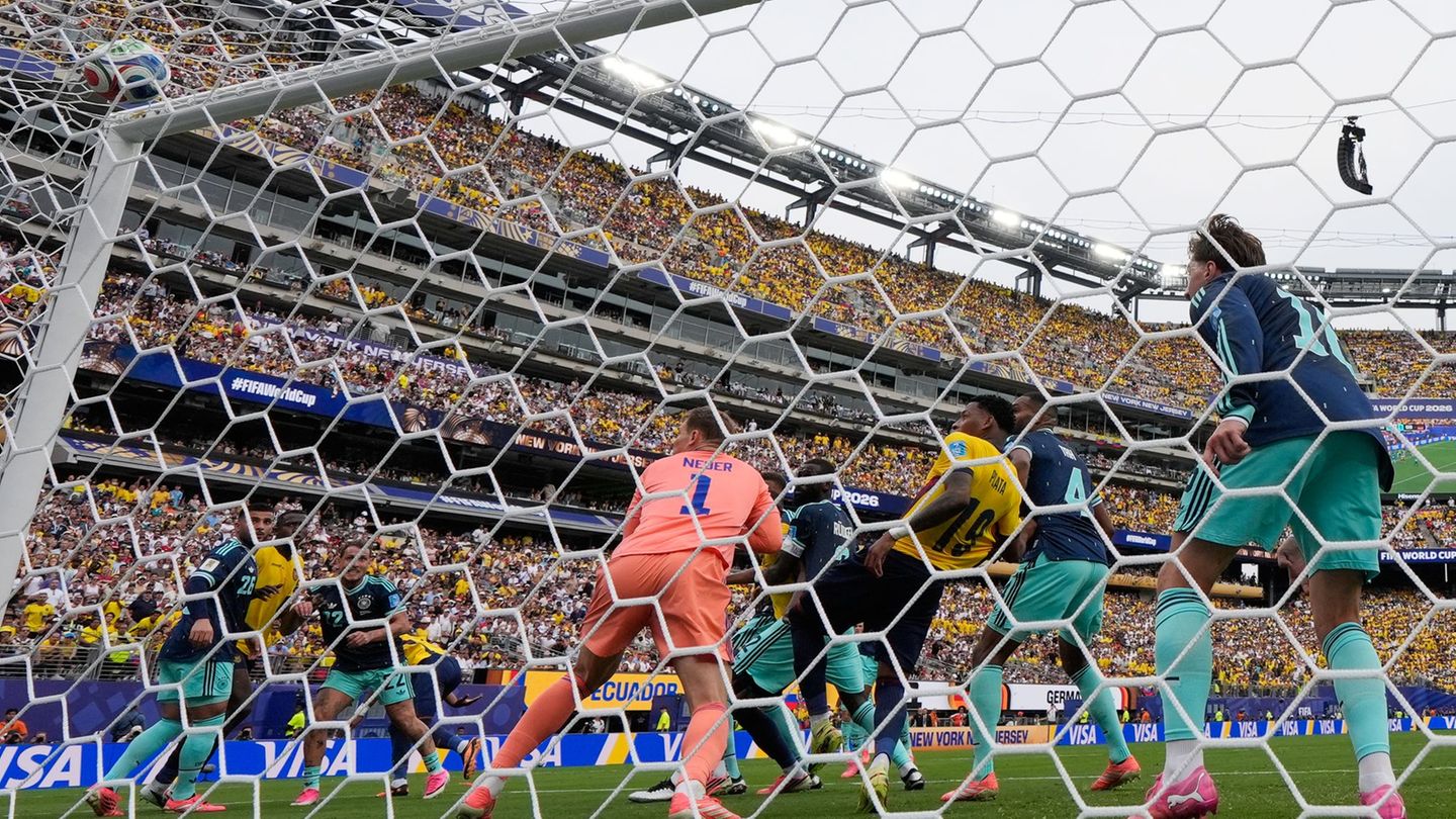 Fußball-Nationalmannschaft: Neuer weist Schuld an Ecuadors Siegtreffer zurück