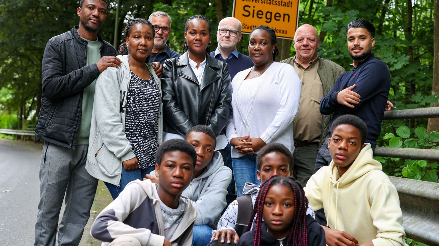 Migrations-Fall in Siegen: Togostämmige Familie mit fünf Kindern darf in Siegen bleiben