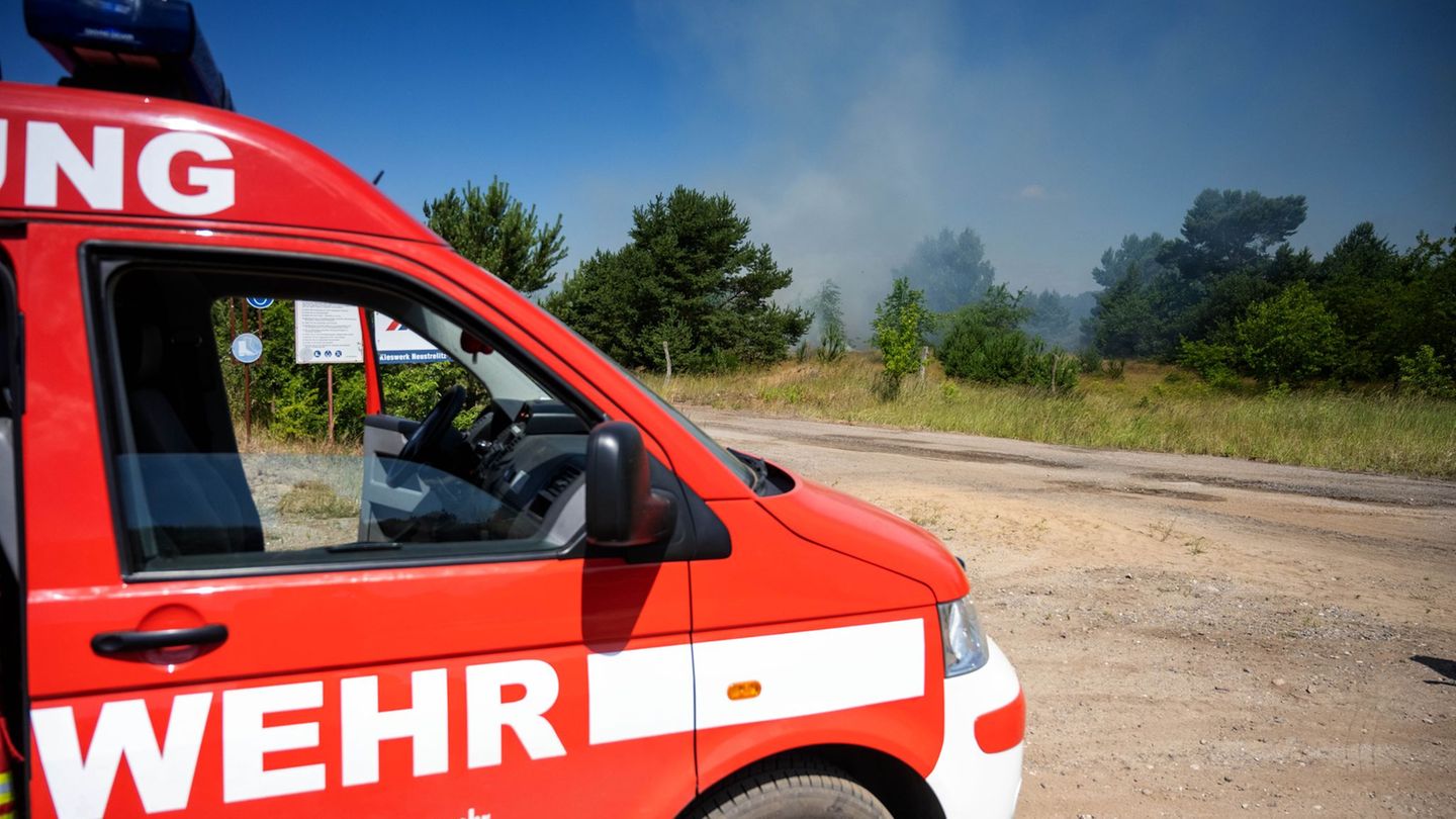 Mecklenburg-Vorpommern: Wind drückt Feuer bei Neustrelitz Richtung Bahnstrecke