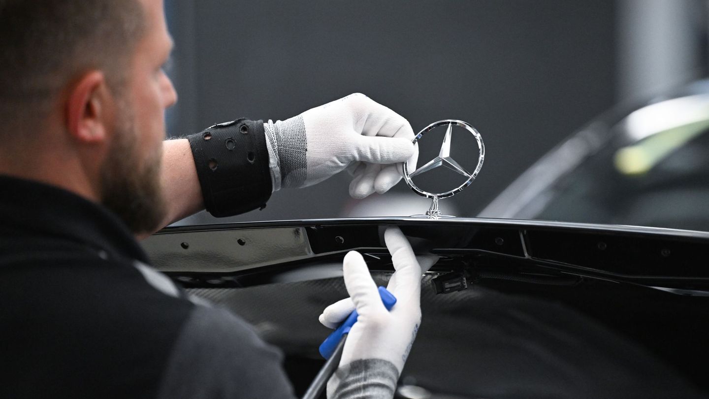 Stuttgarter Autobauer: Mercedes verschärft Sparkurs - was auf Beschäftigte zukommt