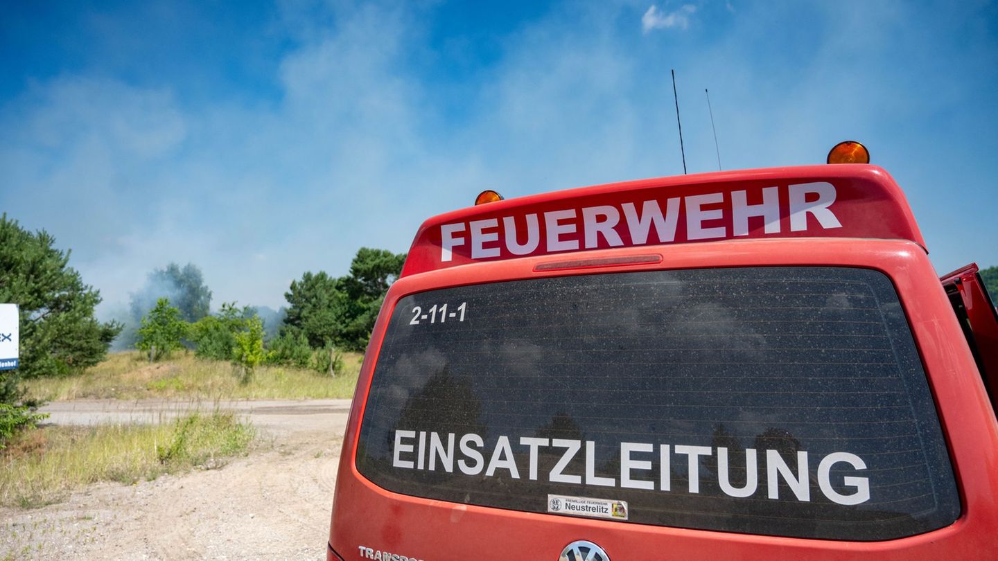 Mecklenburg-Vorpommern: Feuer bei Neustrelitz geht in Richtung Strom- und Bahntrasse