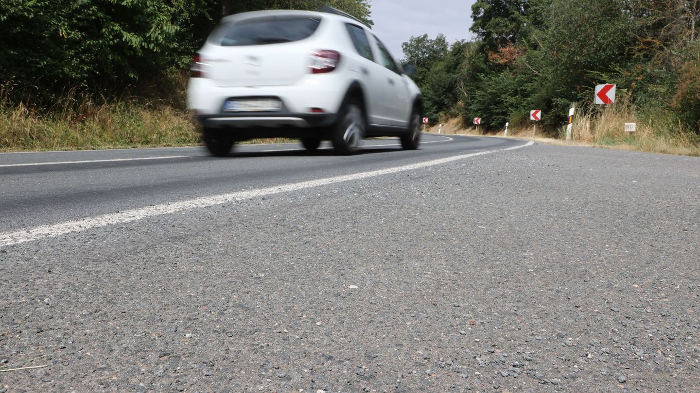 Wetter und Verkehr: Zu heiß: Schäden an der Fahrbahn auf der A48