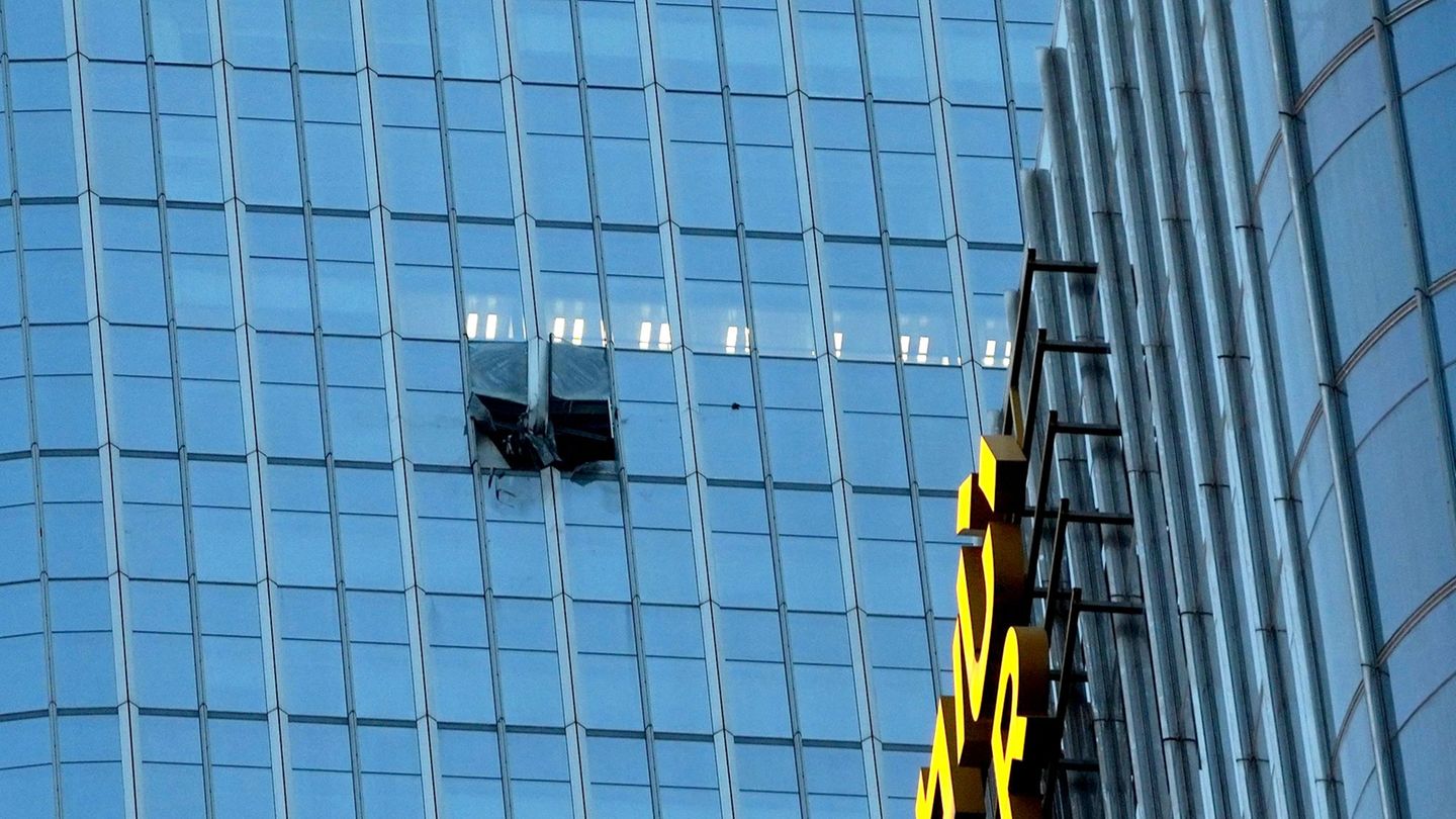 China: Kleinflugzeug fliegt in höchsten Wolkenkratzer von Peking
