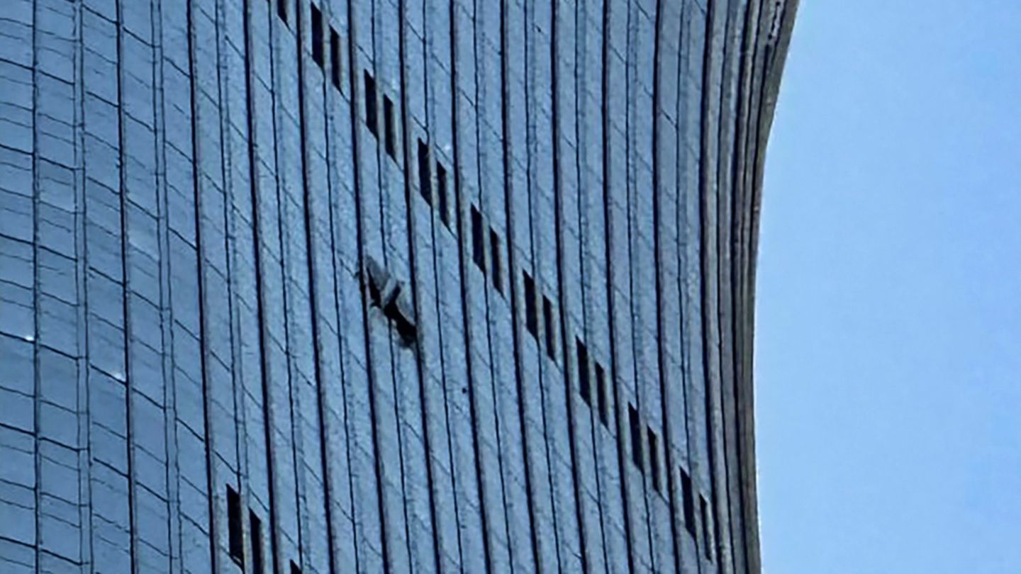 Peking: Offenbar Kleinflugzeug in höchstes Hochhaus in Chinas Hauptstadt geflogen