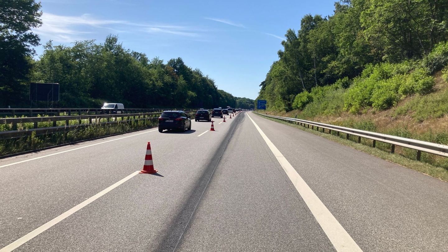 Autobahn A7: Hitzeschaden auf A7 - Fahrspur bis Montag gesperrt
