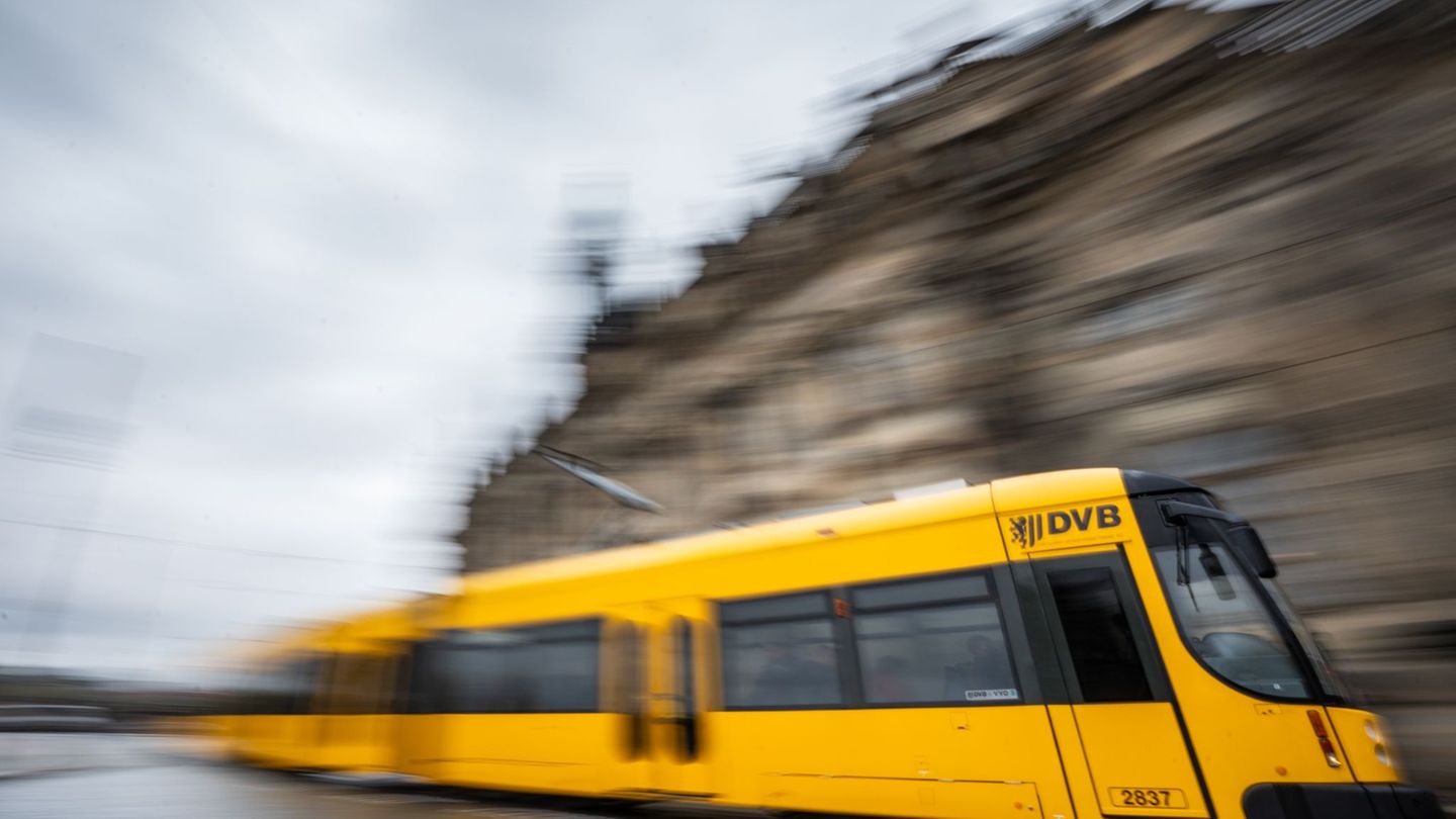 Tödlicher Unfall: Fußgänger stirbt bei Straßenbahnunfall