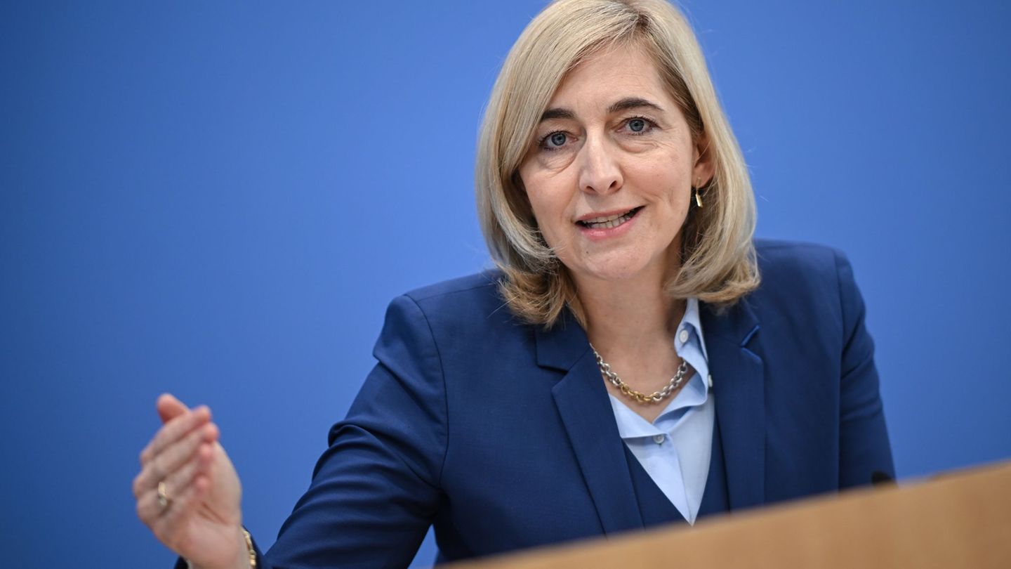 Reformdebatte: Warken: Pflegeversicherung ist „Sanierungsfall mit Ansage“