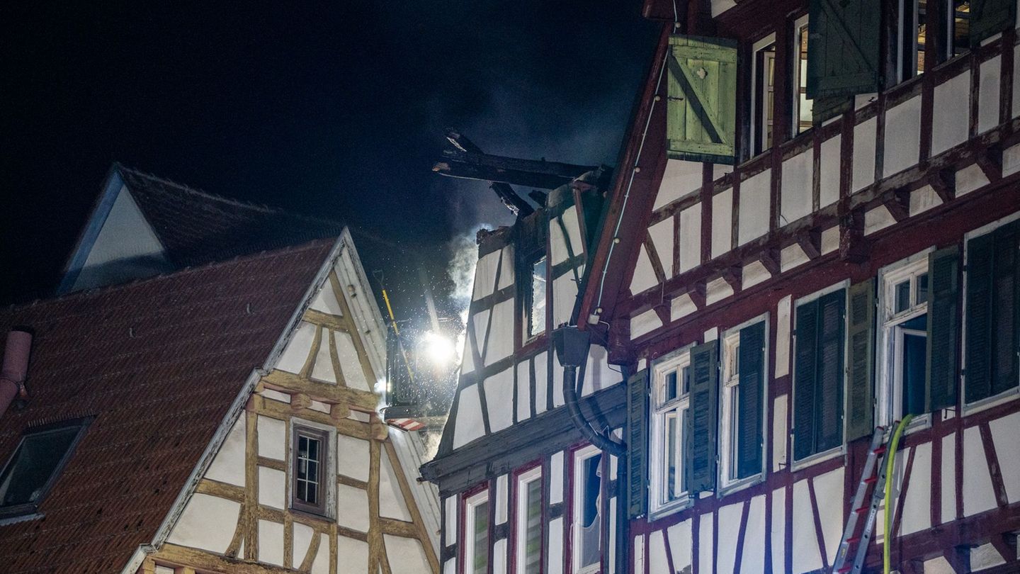 Keine Verletzten: Feuer zerstört Häuser in Altstadt – Millionenschaden